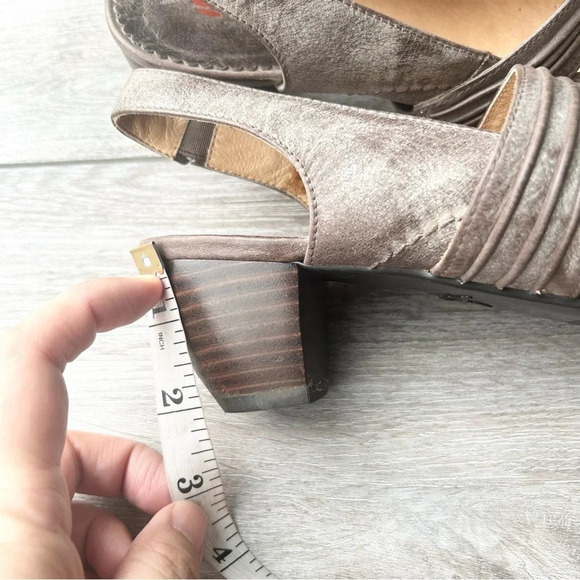 Comfortable by Blondo Retro Leather Mary Jane  Slingback Pumps - Picture 16 of 16